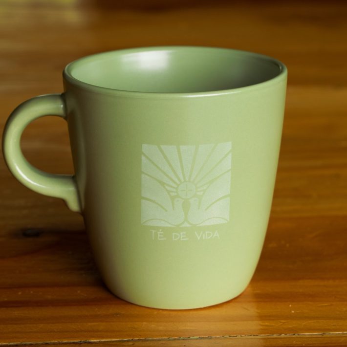 Taza verde Té de Vida con logo de la marca